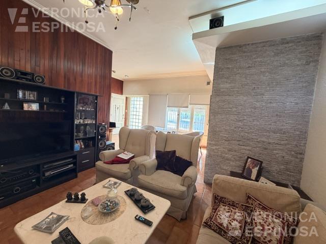 Foto de Casa en Venta de cinco ambientes en Morón Sur, imagen 3