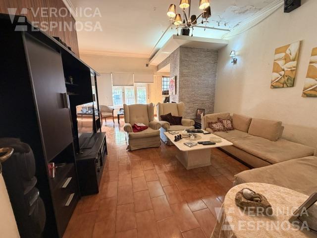 Foto de Casa en Venta de cinco ambientes en Morón Sur, imagen 2