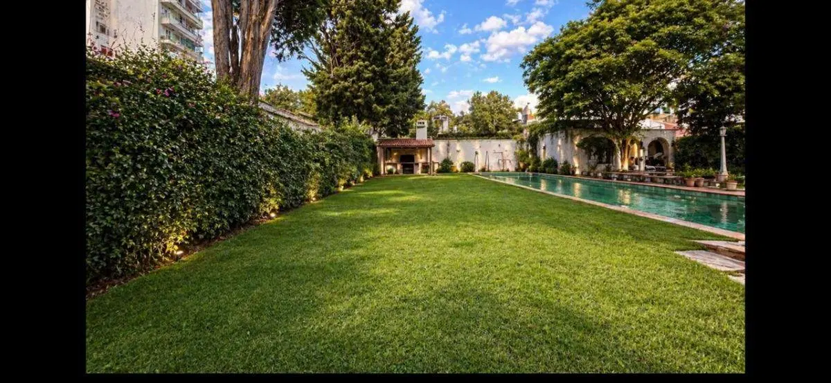 IMPONENTE CASA CON JARDIN Y PILETA SOBRE LOTE PROPIO TRIPLE FONDO! 5