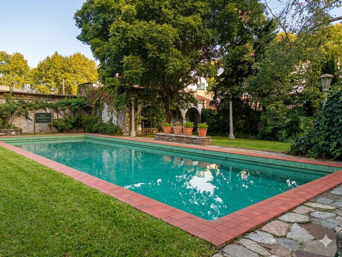 IMPONENTE CASA CON JARDIN Y PILETA SOBRE LOTE PROPIO TRIPLE FONDO!