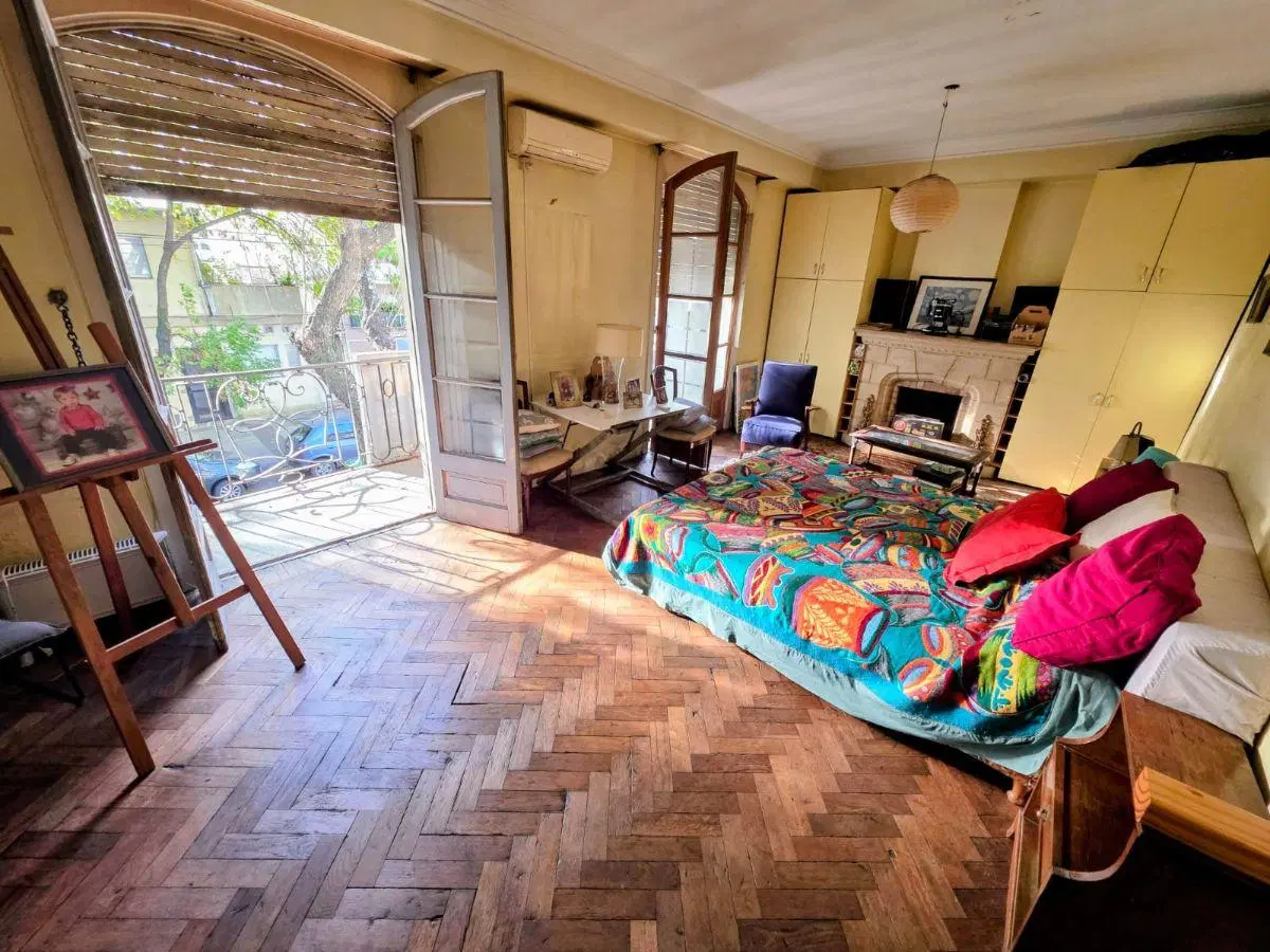 IMPONENTE CASA CON JARDIN Y PILETA SOBRE LOTE PROPIO TRIPLE FONDO! 4