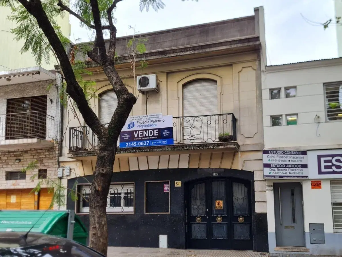 IMPONENTE CASA CON JARDIN Y PILETA SOBRE LOTE PROPIO TRIPLE FONDO! 3