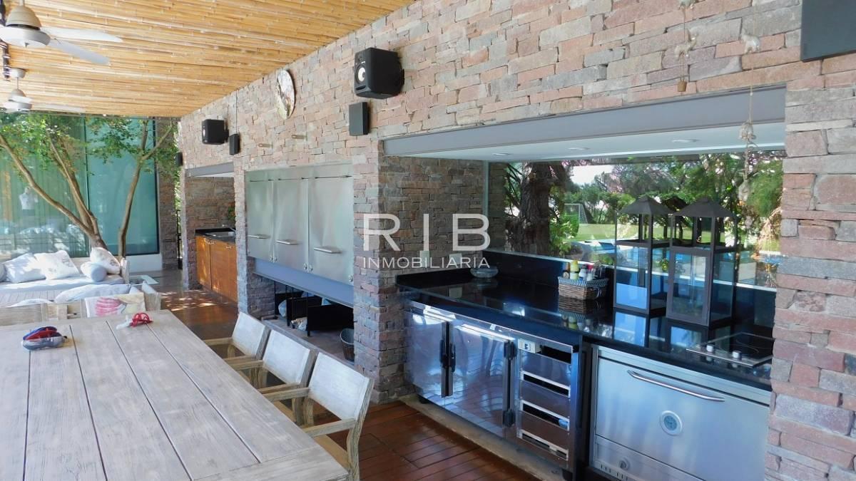 Imponente propiedad de estilo clásico-moderno sobre 6.400 m2