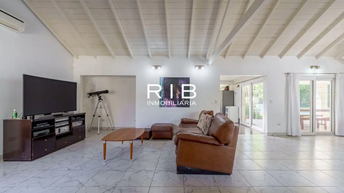 Excelente Propiedad sobre 1600 m2 3