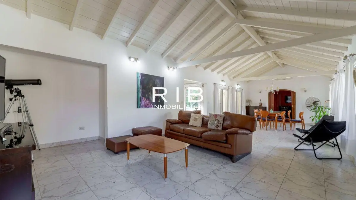 Excelente Propiedad sobre 1600 m2 1