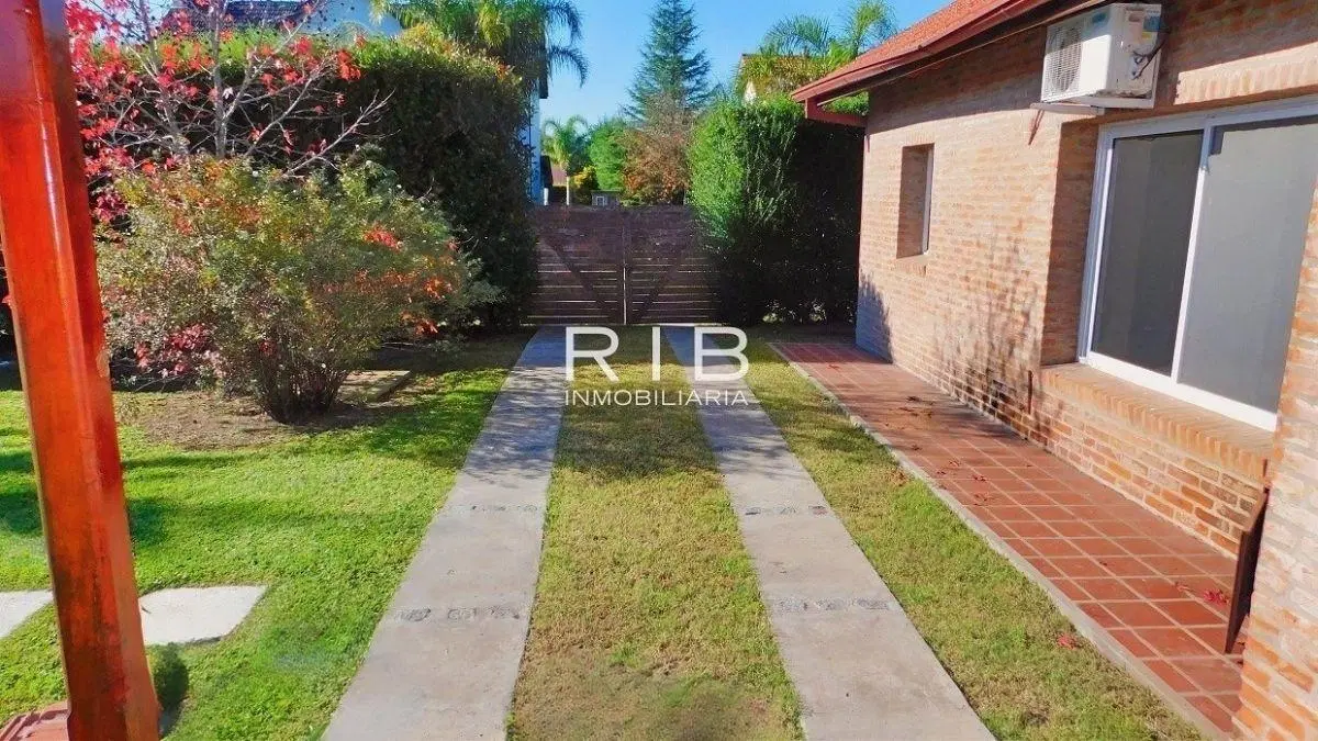 Impecable Propiedad sobre lote central 3