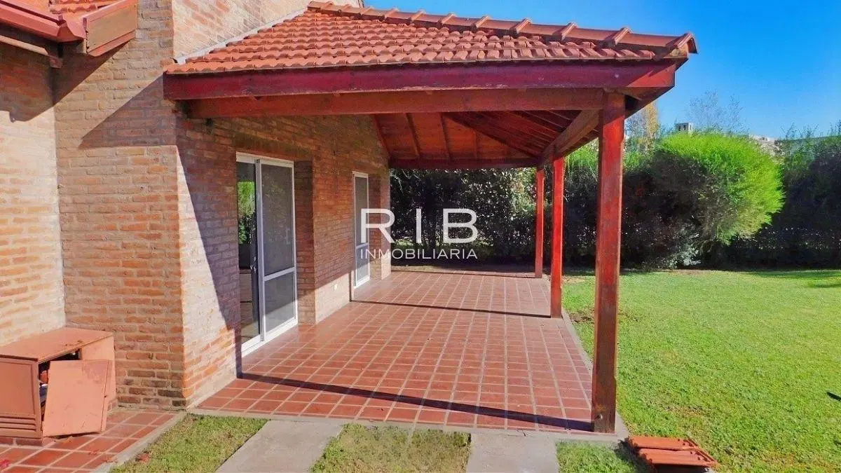 Impecable Propiedad sobre lote central 2