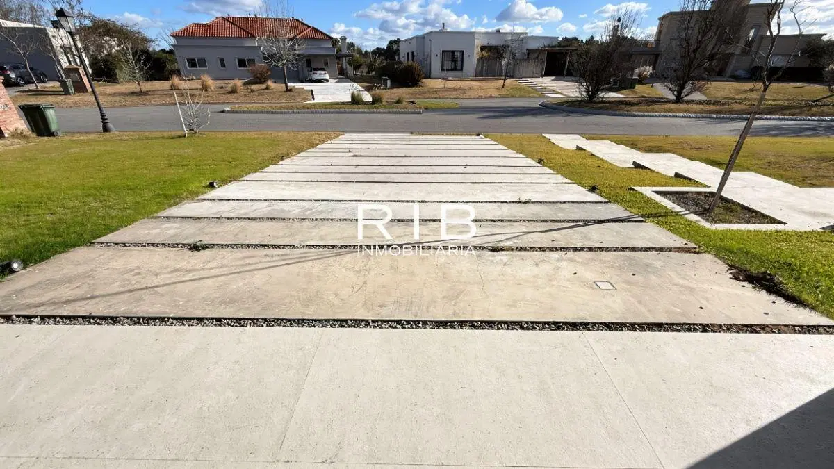 Excelente Propiedad Moderna en Barrio La Diligencia 1