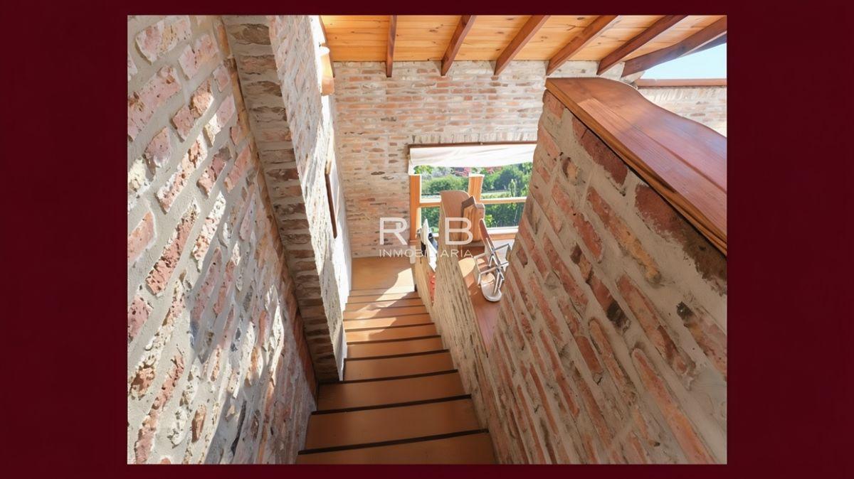 Foto de Propiedad sobre 1250 m2 con 4 dormitorios y amplio jardín, imagen 2