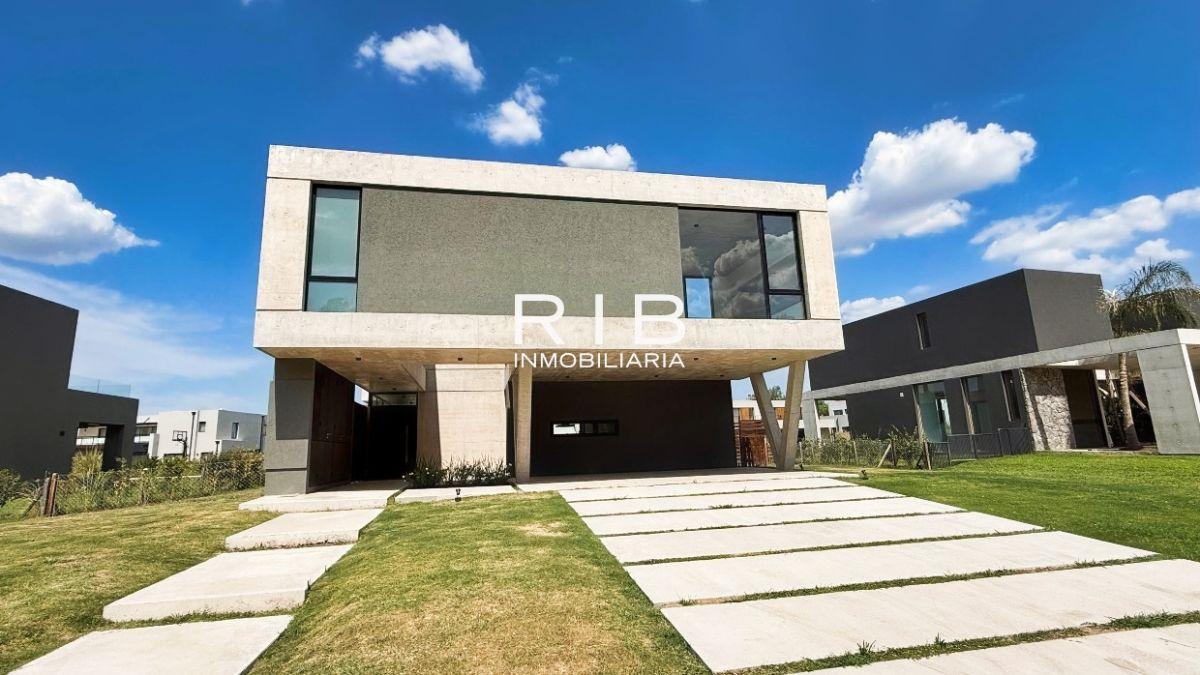 Foto de Excelente Propiedad Moderna con 4 suites- Acepta Financiación o Permuta, imagen 2