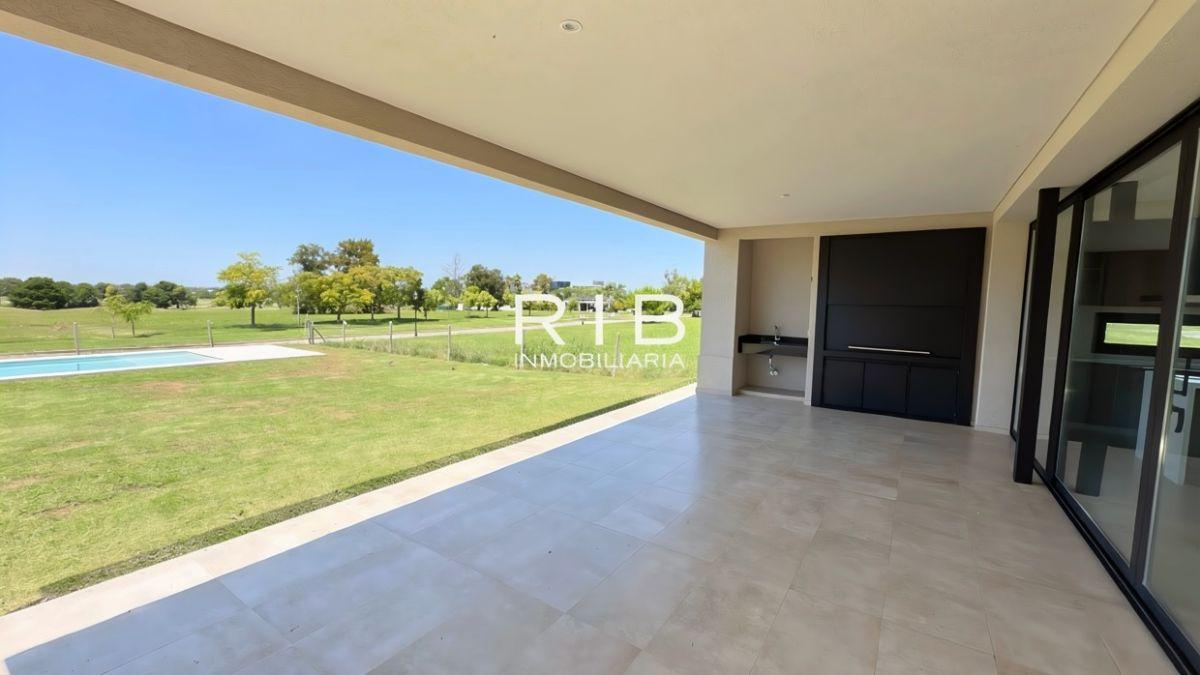 Foto de Acepta Financiación o Permuta - Propiedad Moderna con vista al Golf, imagen 1