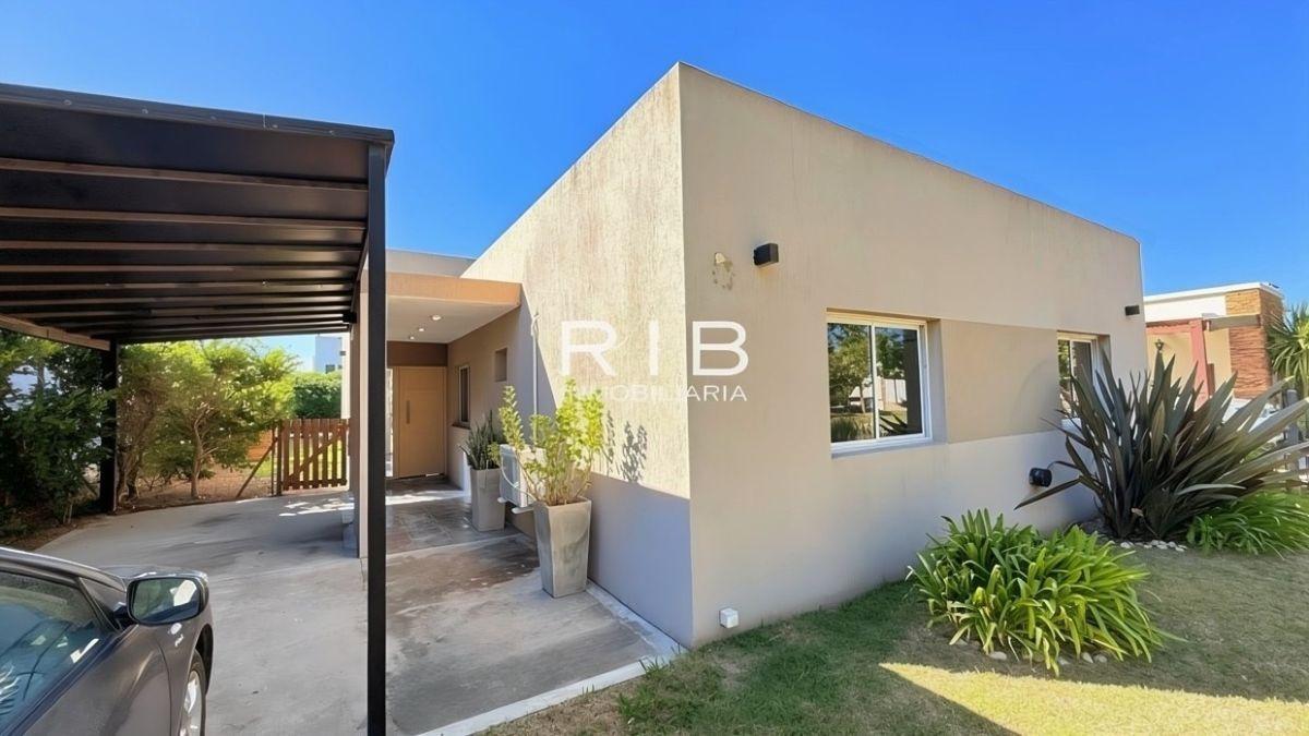 Foto de Luminosa propiedad moderna sobre 420 m2 - Barrio San Eduardo, imagen 1