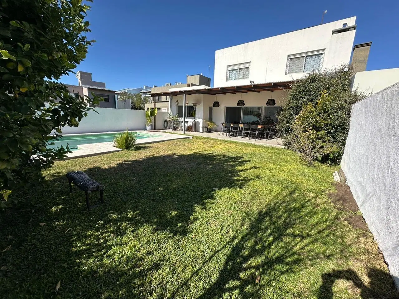 VENTA| Casa 2 Dorm. con GRAN PATIO, PILETA Y 2 COCHERAS en Riberas de Manantiales - THO8244870 2