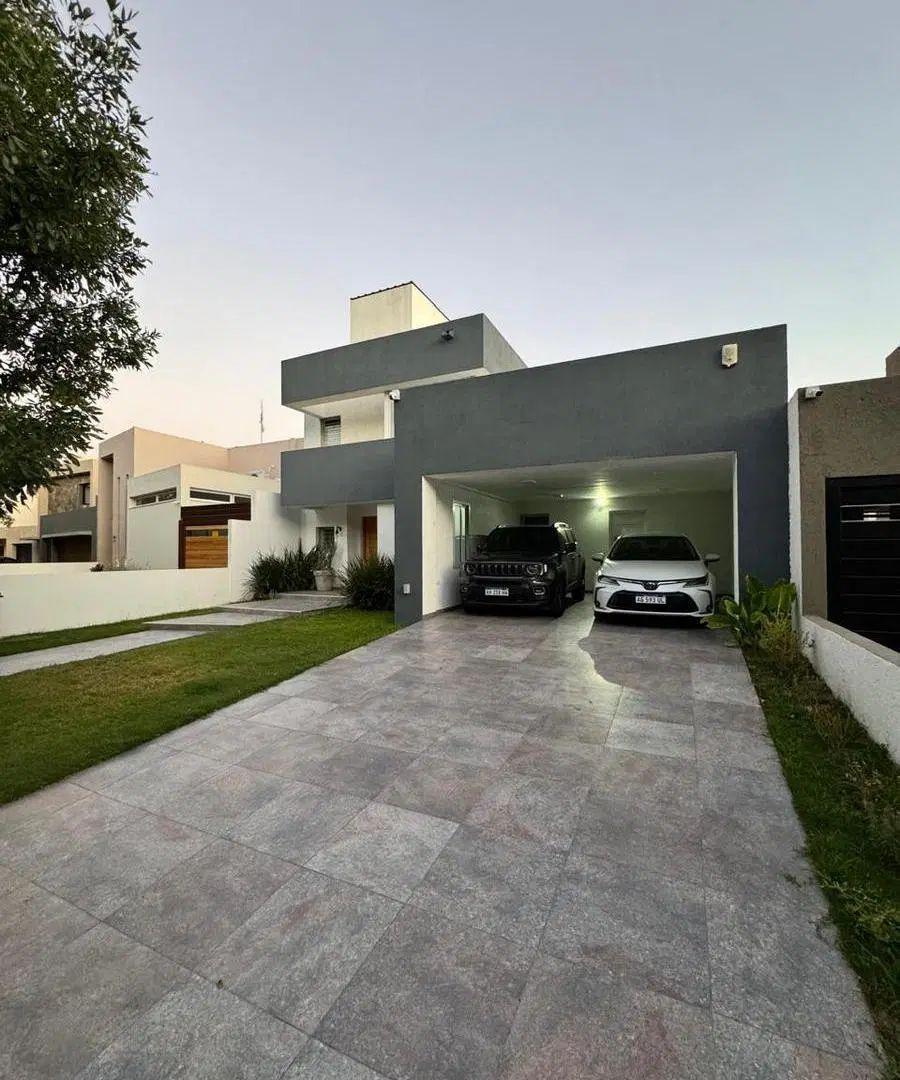 VENTA| Casa 2 Dorm. con GRAN PATIO, PILETA Y 2 COCHERAS en Riberas de Manantiales - THO8244870 4