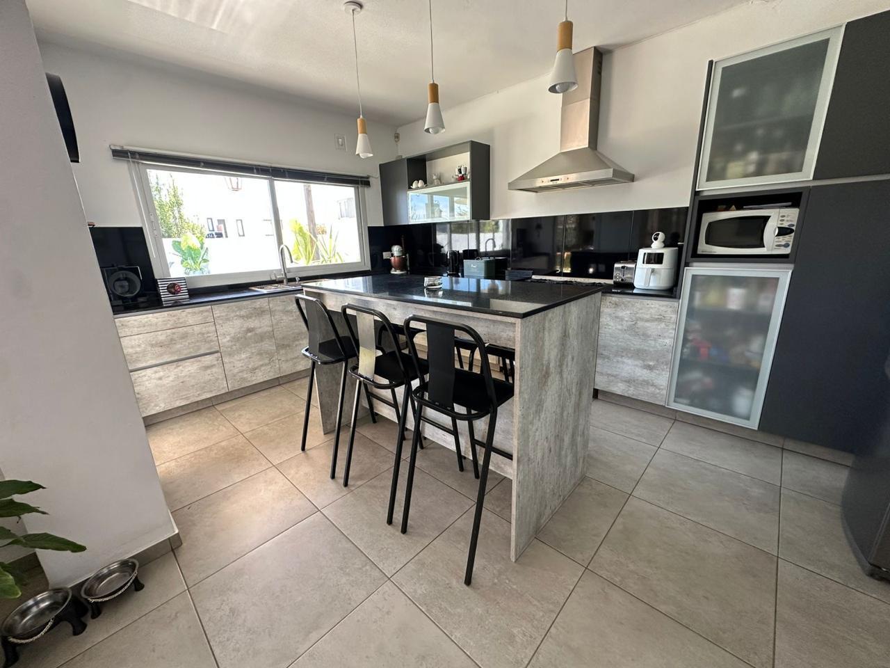 VENTA| Casa 2 Dorm. con GRAN PATIO, PILETA Y 2 COCHERAS en Riberas de Manantiales - THO8244870