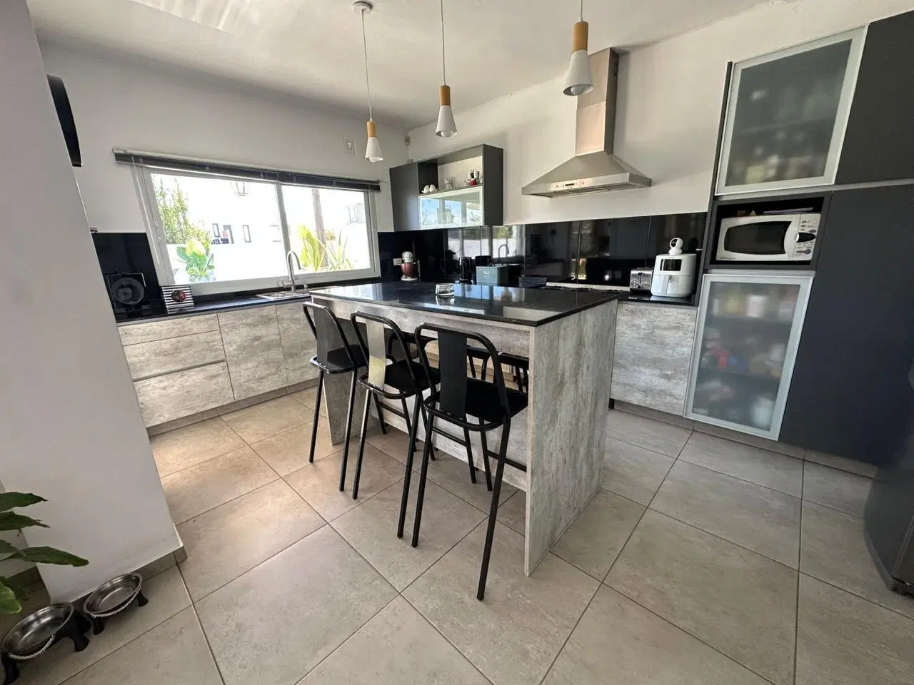 VENTA| Casa 2 Dorm. con GRAN PATIO, PILETA Y 2 COCHERAS en Riberas de Manantiales - THO8244870 3