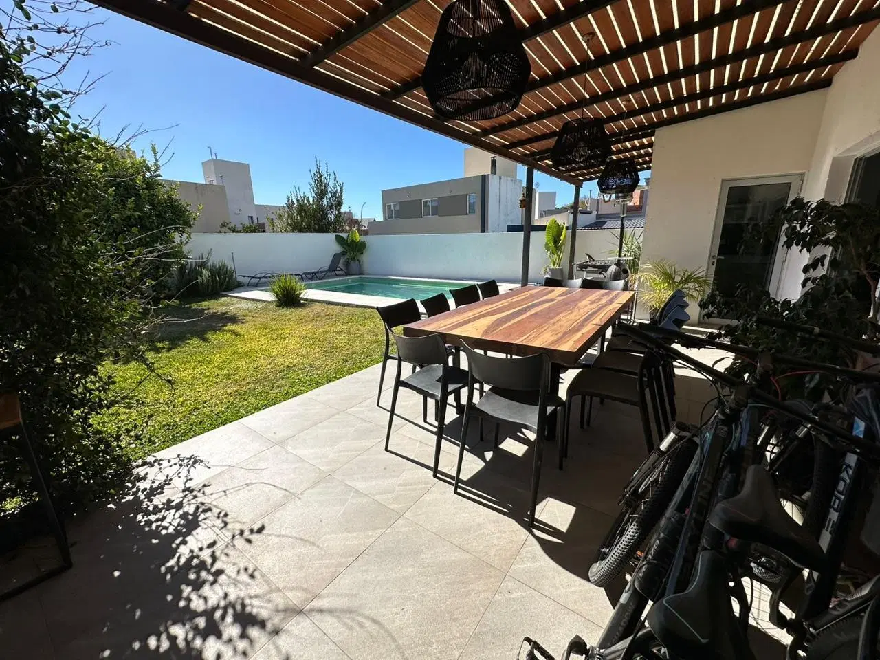 VENTA| Casa 2 Dorm. con GRAN PATIO, PILETA Y 2 COCHERAS en Riberas de Manantiales - THO8244870 5