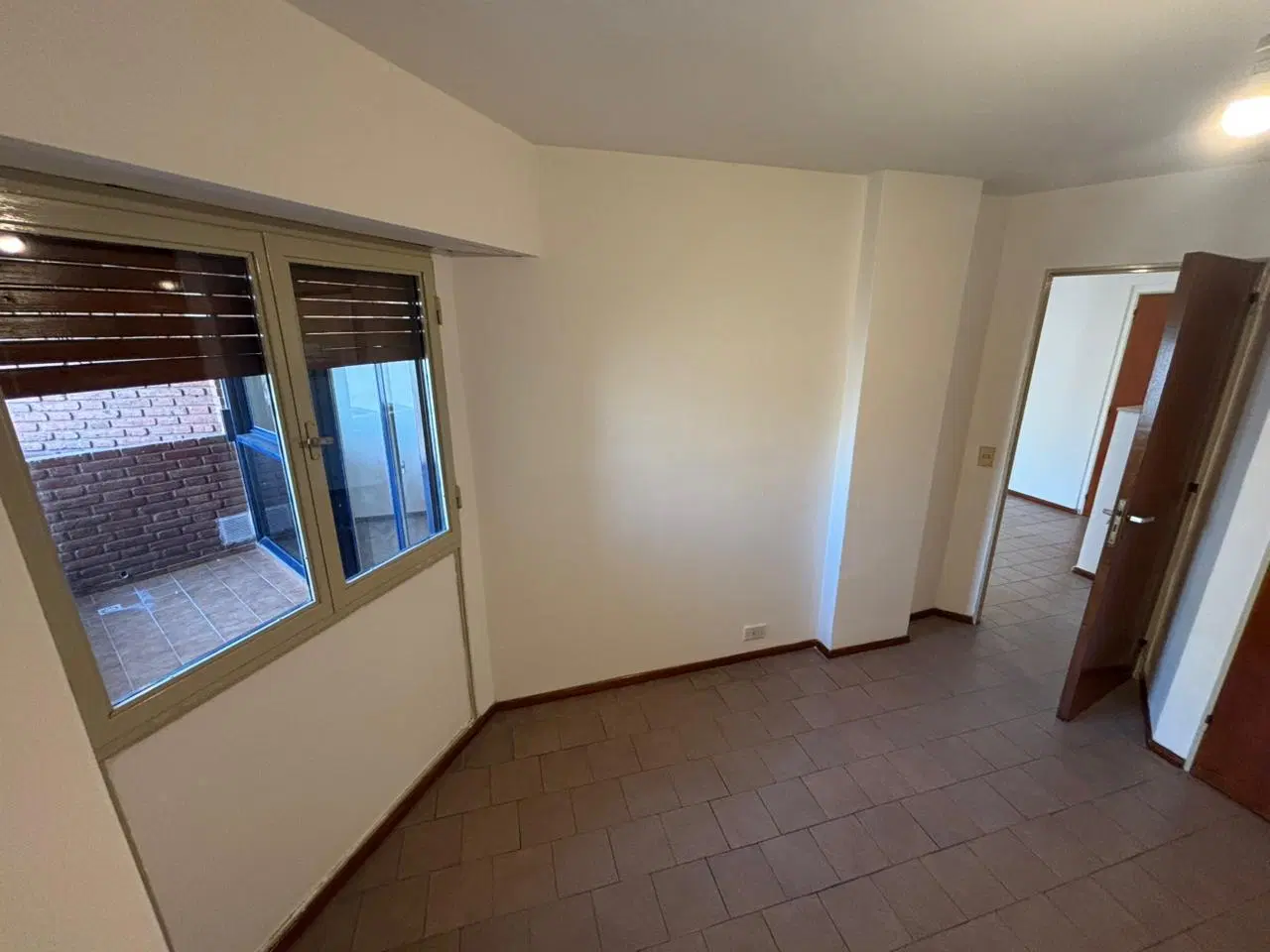 ALQUILER| Departamento 1 Dorm. con Balcón contra-frente en barrio Centro - TAP8409498 2