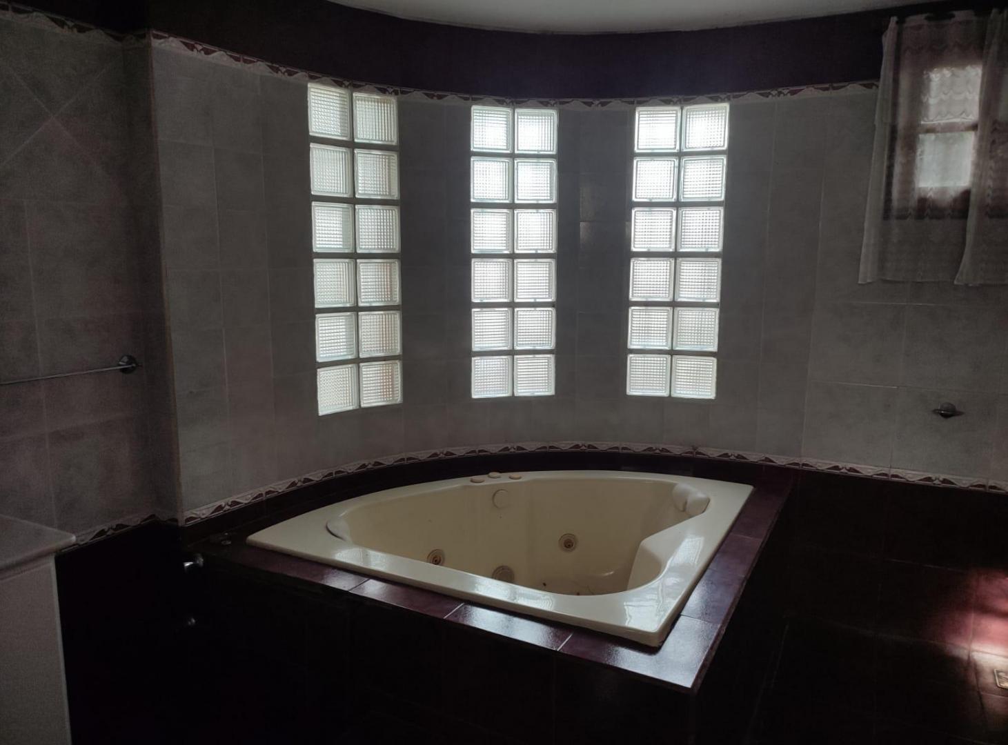 Foto de VENTA | Casa 4 dorm, 3 baños - 400 m² con quincho, patio y apta crédito, imagen 1