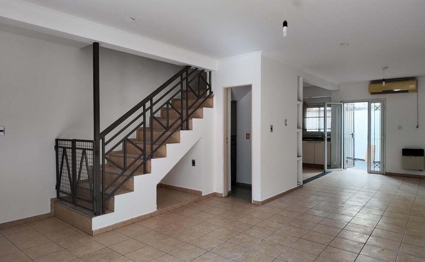 ALQUILER | Amplio Dúplex 2 Dorm 2 Baños y Toilette Con Cochera y Patio a Metros del Nuevo Centro - T