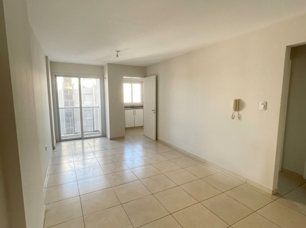 Foto de VENTA | 1 Dorm 1 Baño Doble Balcón A Precio Imperdible Para Inversión o, imagen 2