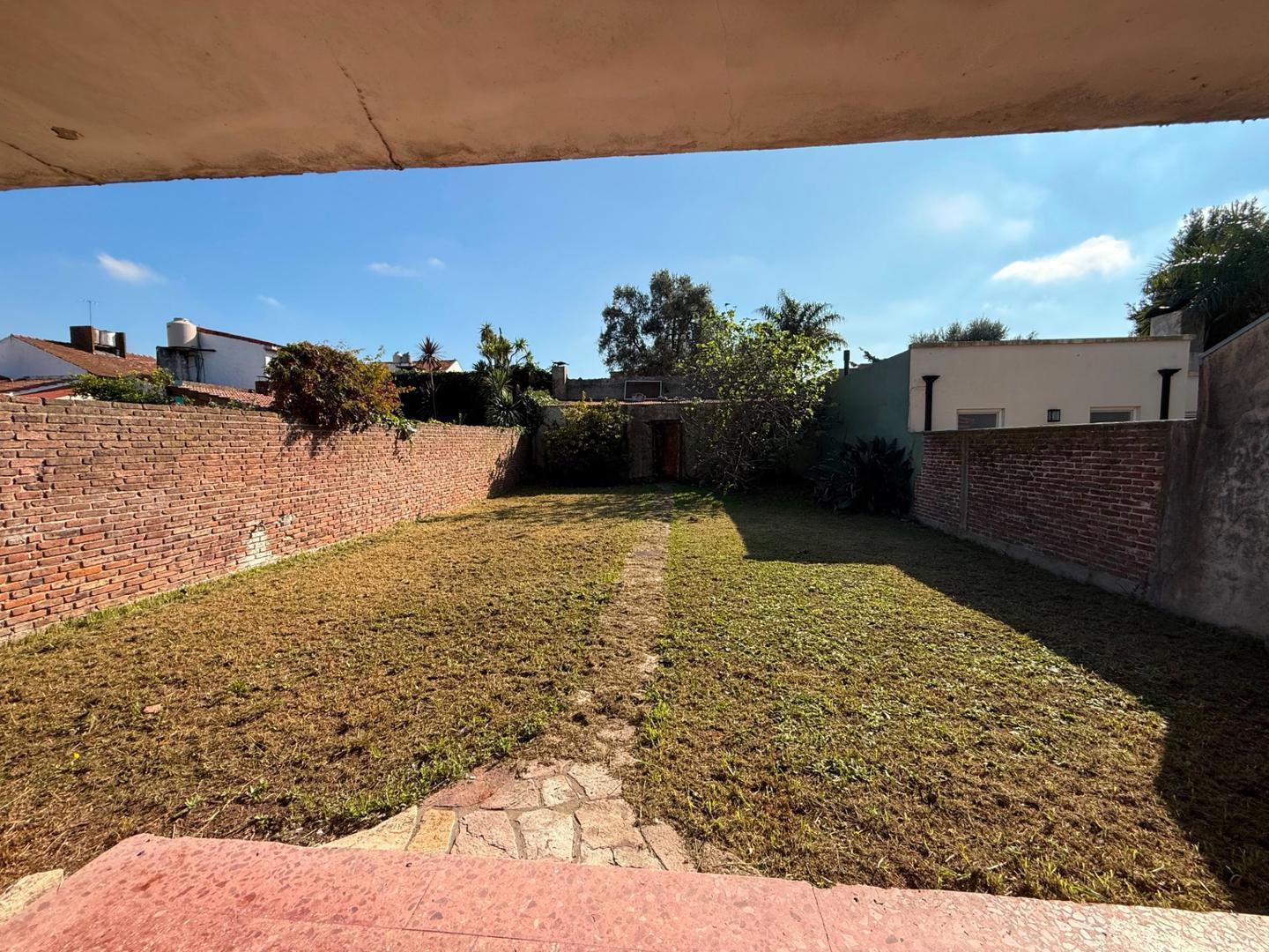 Casa de estilo en Martínez| 384m² | 4 dorm | Jardín y garaje