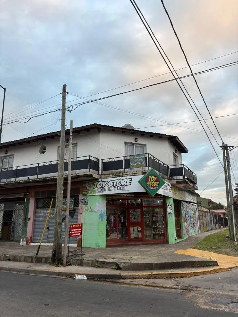 VENTA EN BLOCK - 3 LOCALES COMERCIALES + DEPTO 3 AMB 5