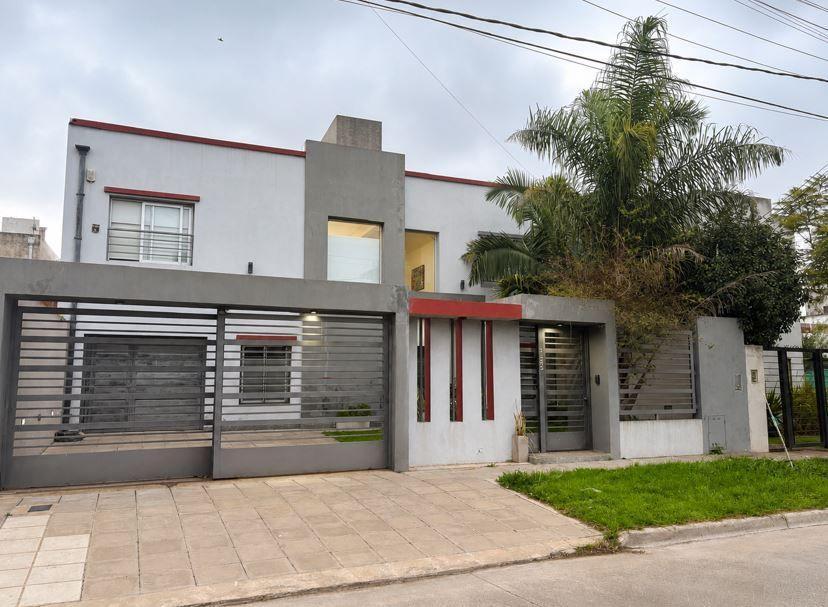 Foto de Casa de diseño minimalista con pileta climatizada, imagen 4