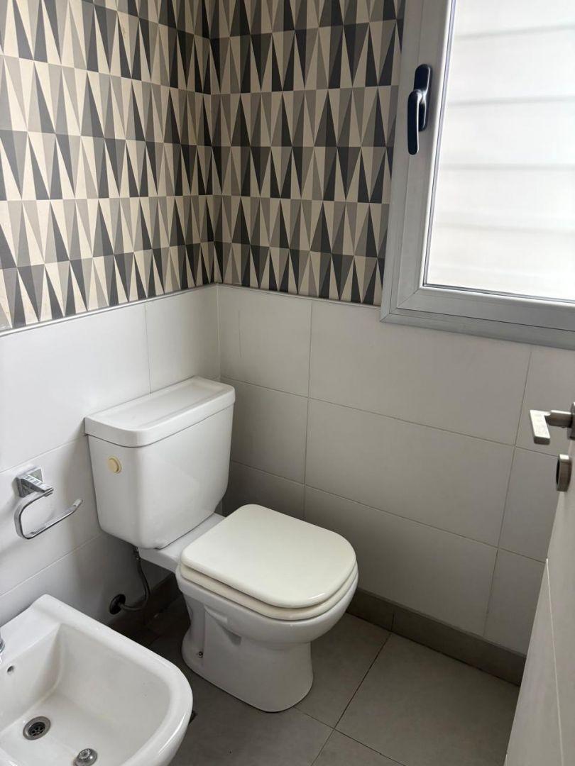 Foto de ALQUILER DE DÚPLEX 3 AMBIENTES EN COMPLEJO RESIDENCIAL DE CATEGORÍA, imagen 2