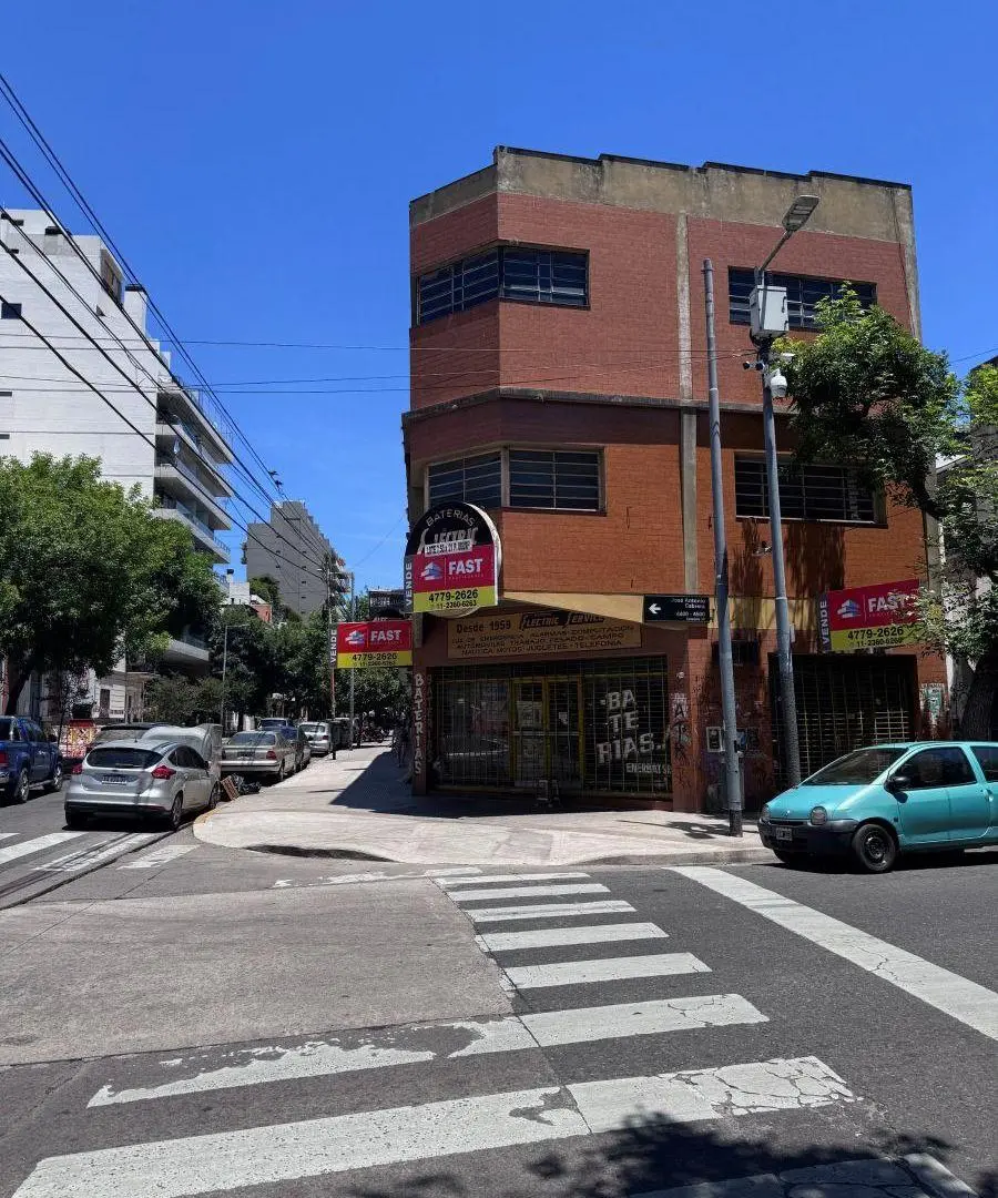 EDIFICIO 3 PLANTAS EN ESQUINA SOBRE LOTE 7,70 X 21,5 LOCAL EN OCHAVA DE 40 M2 1