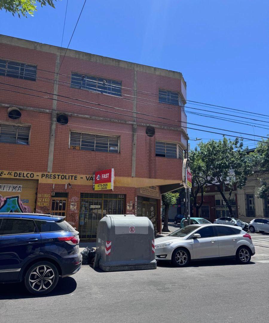 EDIFICIO 3 PLANTAS EN ESQUINA SOBRE LOTE 7,70 X 21,5 LOCAL EN OCHAVA DE 40 M2