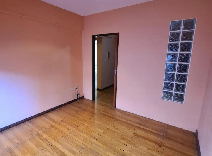 Monoambiente dividido con balcón  3