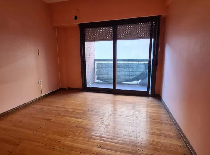 Monoambiente dividido con balcón  1