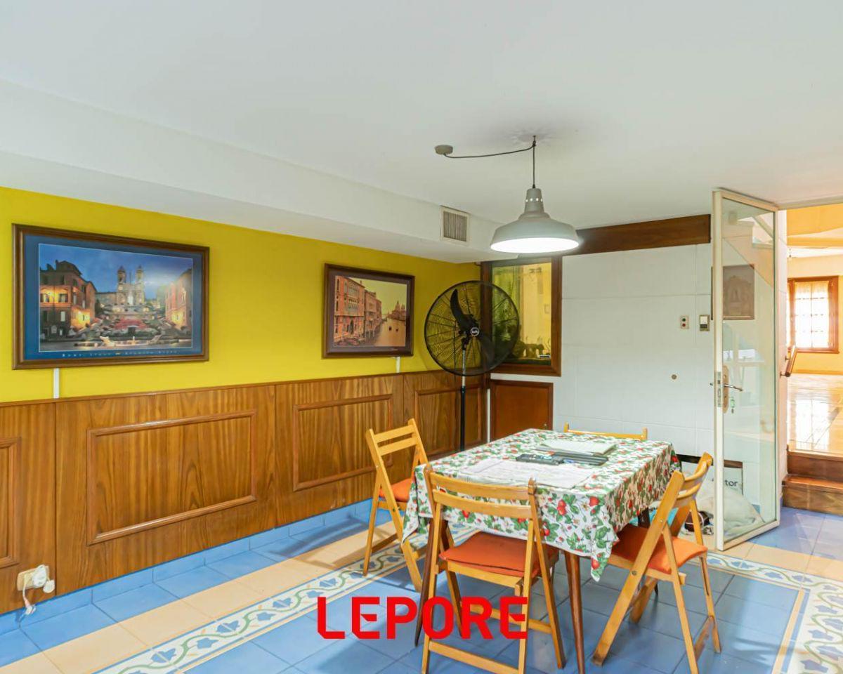 Amplia Casa con 2 Piscinas 4