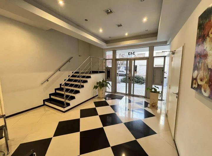 CABALLITO PISO 5 AMBIENTES CON DEPENDENCIA Y PARRILLA PROPIA + 2 COCHERAS FIJAS 5