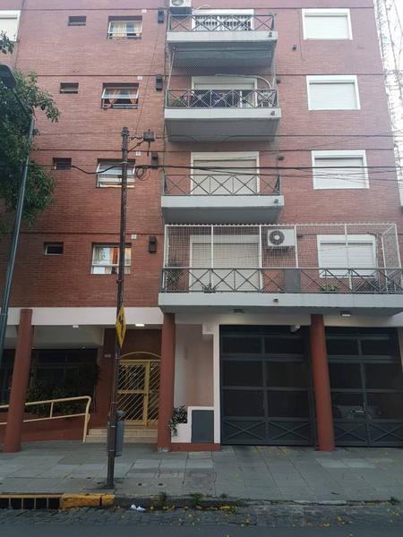 3 amplios ambientes al frente , c/ cochera