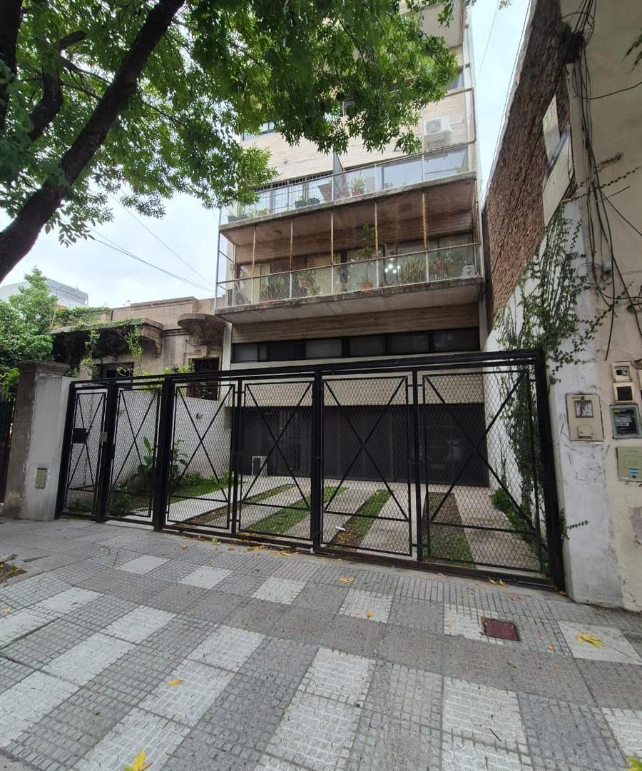 Dos ambientes al frente con balcon en duplex, dormitorio en suite, toilette, impecable