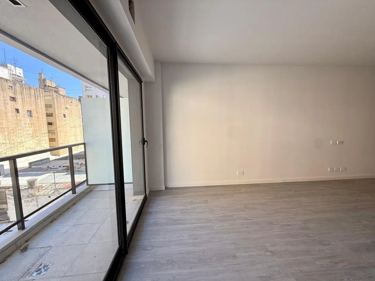 Monoambiente apto profesional sobre Av. Corrientes. EN VENTA y ALQUILER! 3