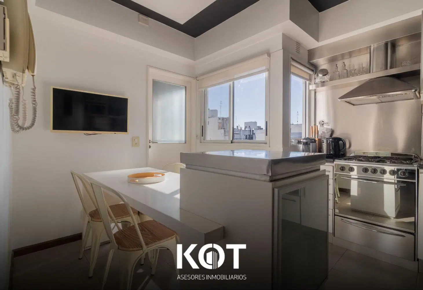 Increible 4 ambientes con dependencia terraza propia y cochera en venta. 4