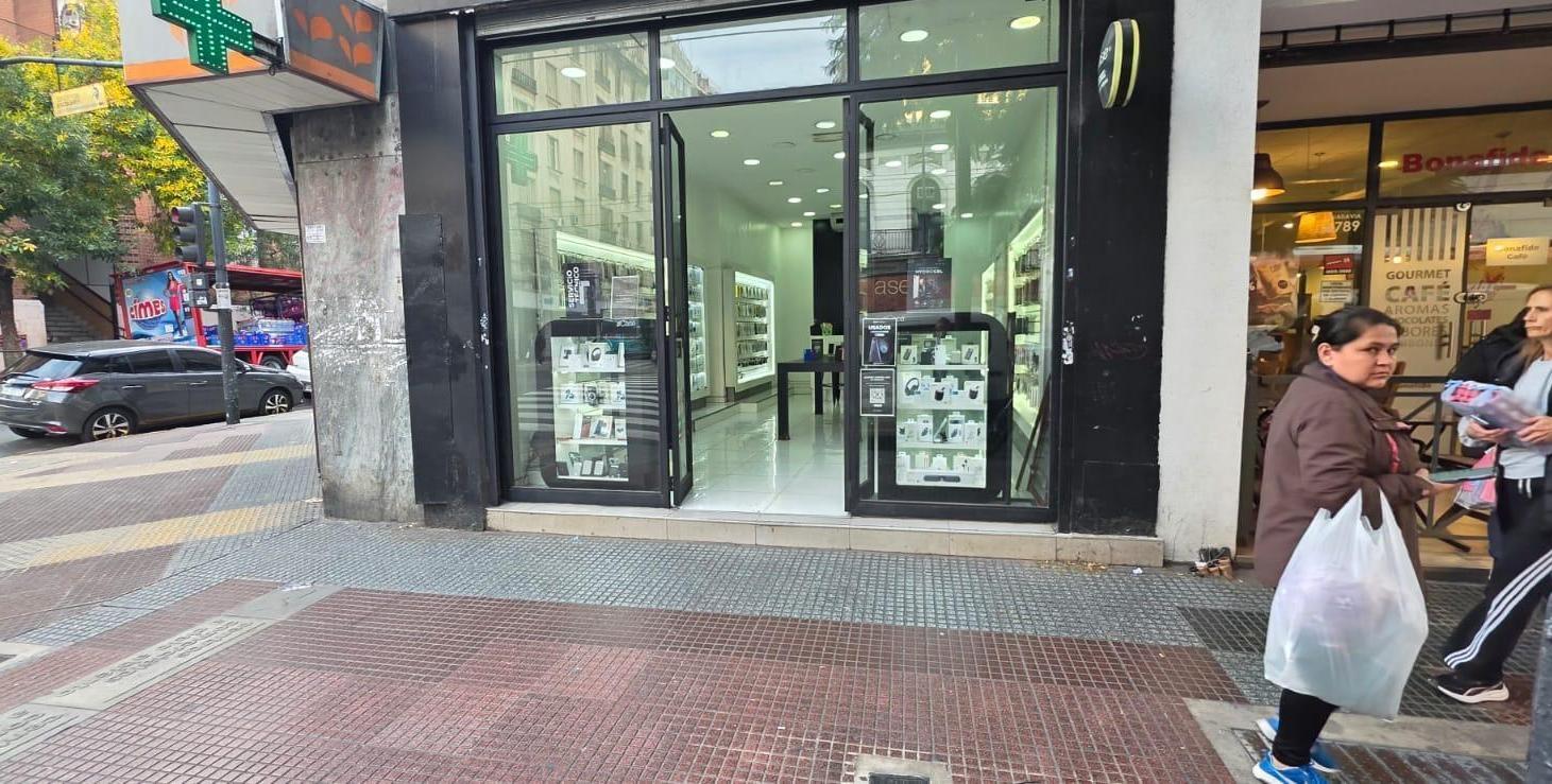 Local en alquiler en Flores sobre Av. Rivadavia de 130 metros.