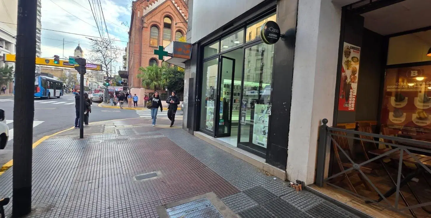 Local en alquiler en Flores sobre Av. Rivadavia de 130 metros. 4