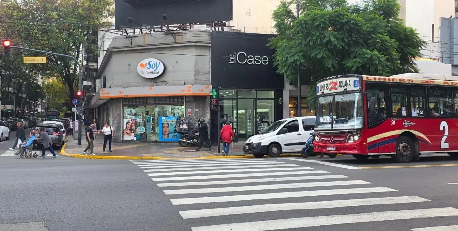 Local en alquiler en Flores sobre Av. Rivadavia de 130 metros. 3
