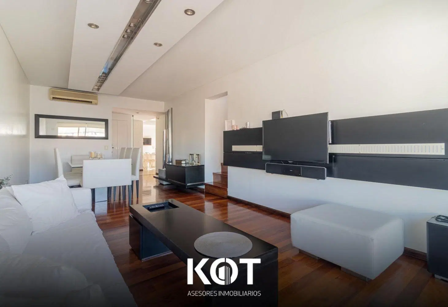 Increible 4 ambientes con dependencia terraza propia y cochera en venta. 8