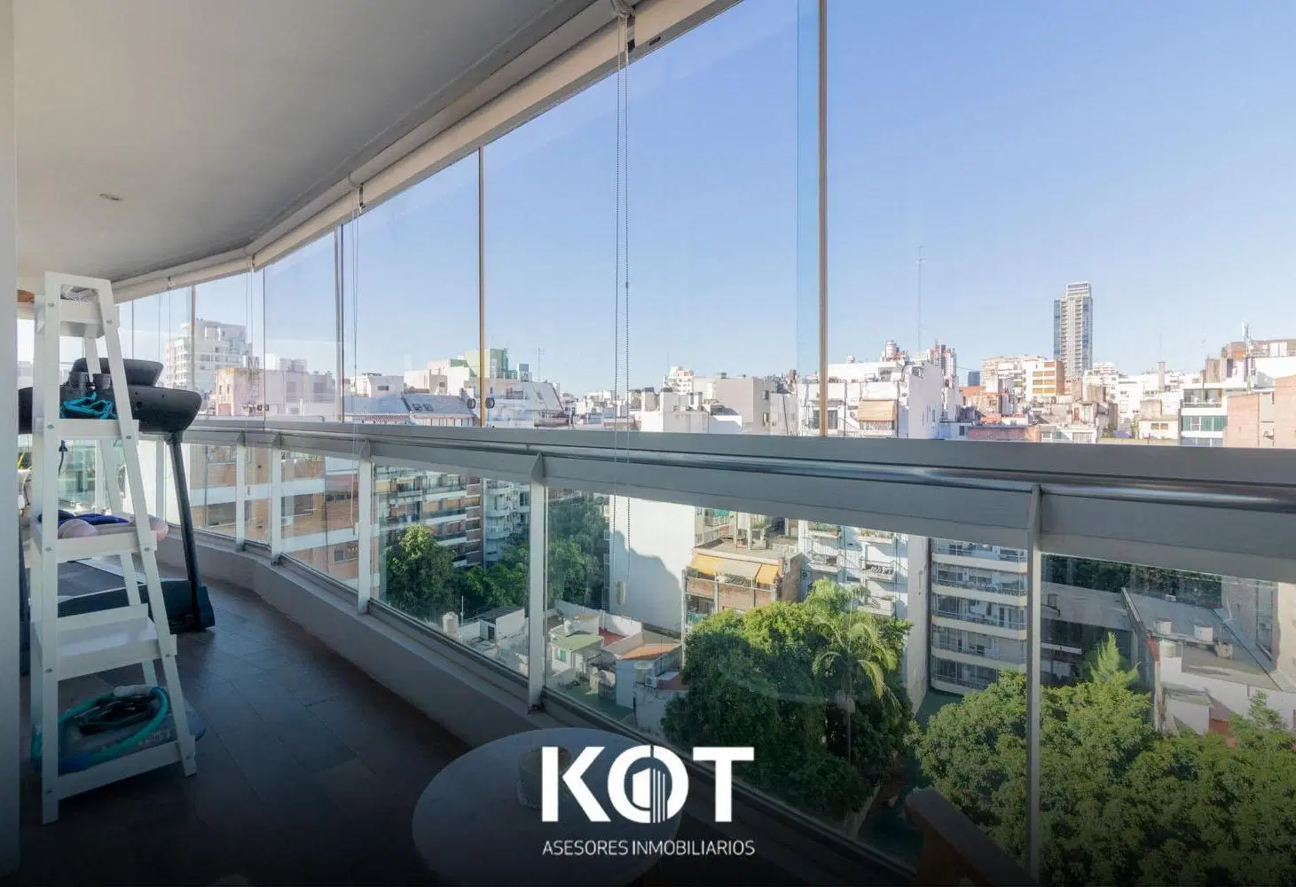 Increible 4 ambientes con dependencia terraza propia y cochera en venta. 3