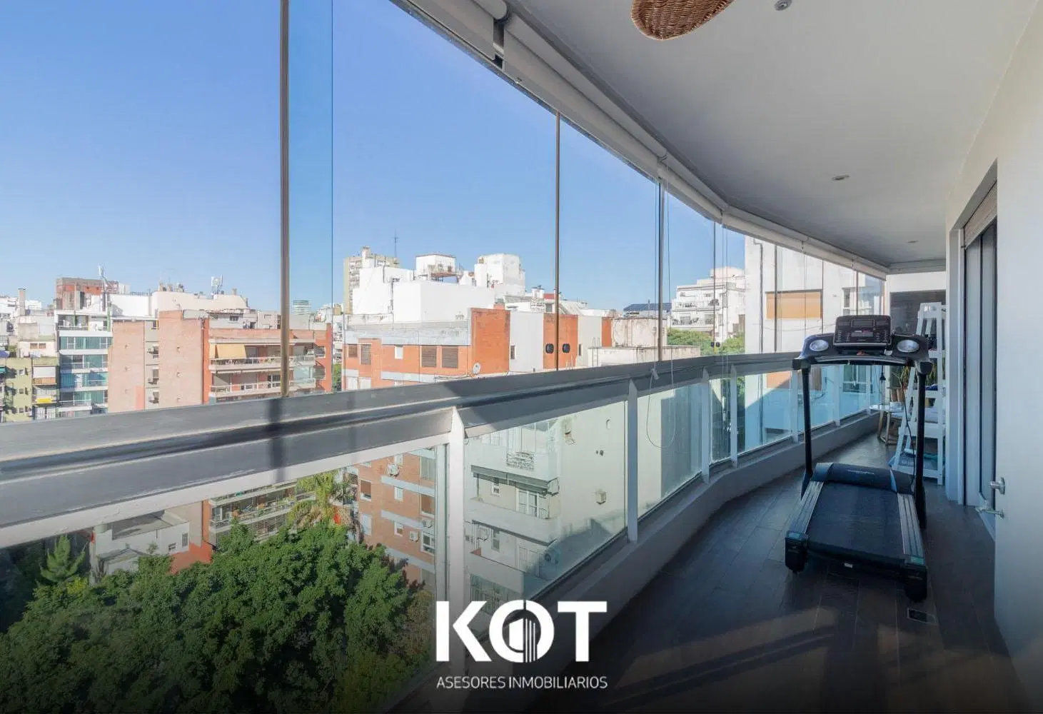 Increible 4 ambientes con dependencia terraza propia y cochera en venta. 2