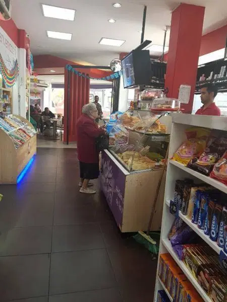 Local en alquiler en Barrio Norte en esquina, excelente zona comercial. 5