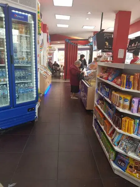 Local en alquiler en Barrio Norte en esquina, excelente zona comercial. 4