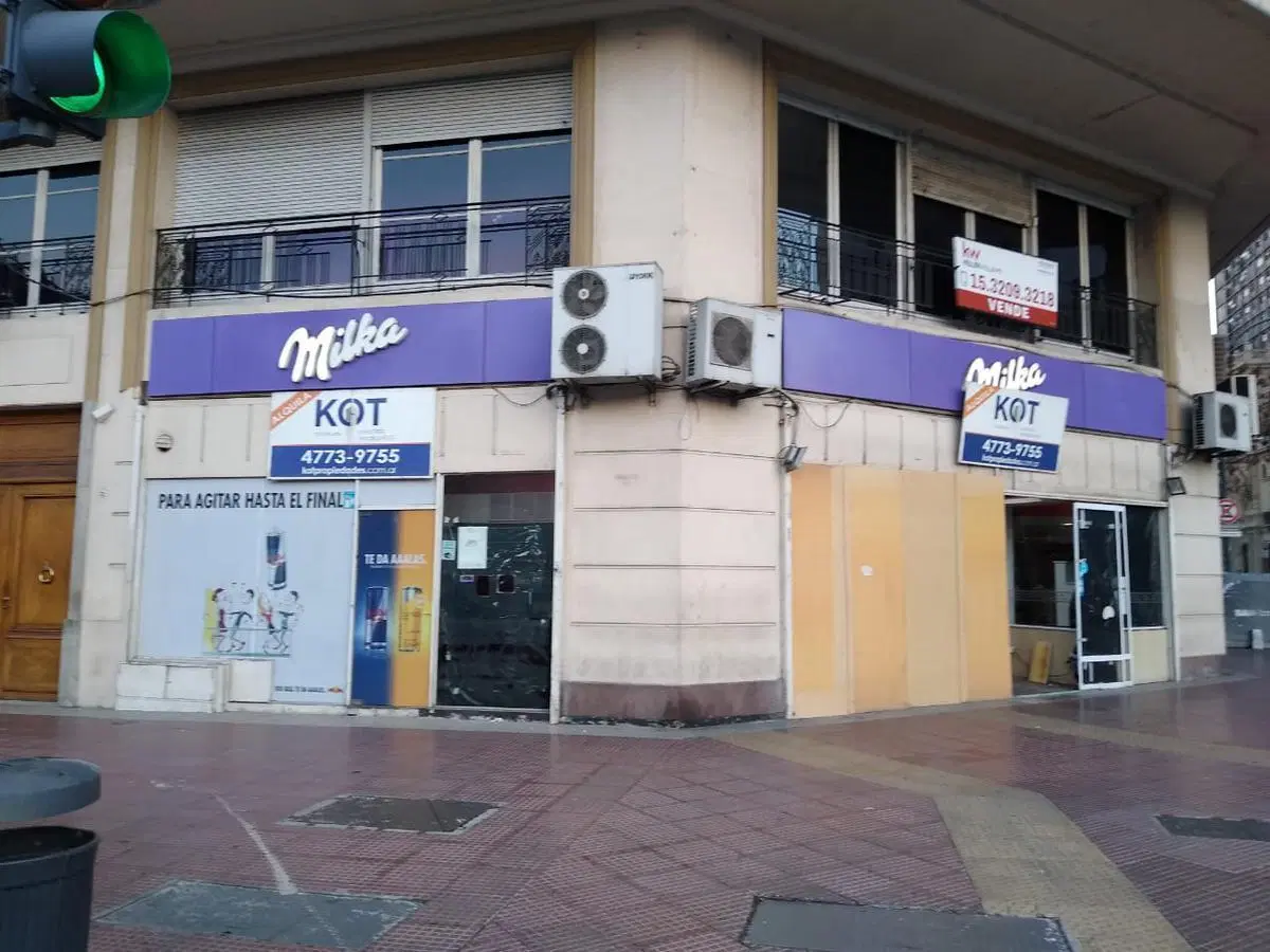 Local en alquiler en Barrio Norte en esquina, excelente zona comercial. 3