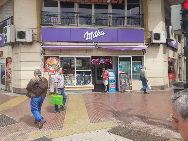 Local en alquiler en Barrio Norte en esquina, excelente zona comercial. 7