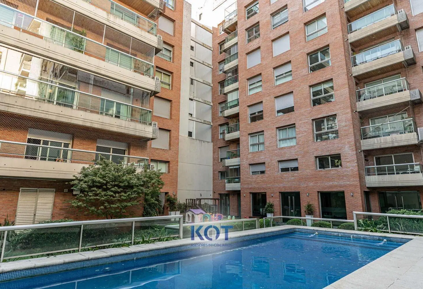 Departamento en venta 4 ambientes con dependencia y cocheras en Las cañitas. 2
